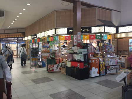伊勢市駅の土産物店